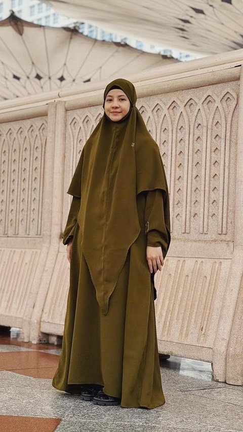 Potret Anggun Natasha Rizky dengan Dress Olive Green Saat Umroh Ramadan