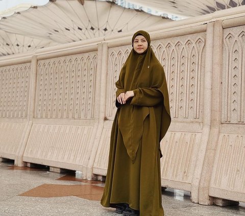 Natasha Rizky's Choice of Dress During Umrah Ramadan, the Color is Very Elegant