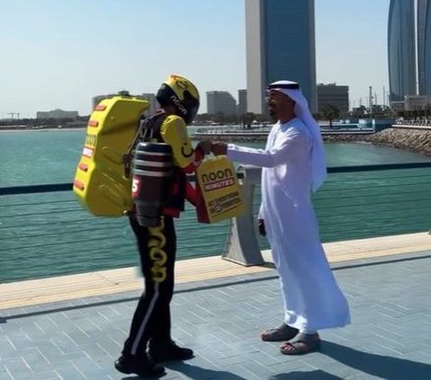 Bukan Motor, Kurir di UAE jadi Sorotan Antar Pesanan Terbang Pakai Jetpack 'Kurirnya Elite'