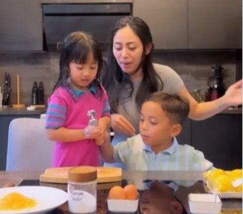 Rachel Vennya Cooks with Her Beloved Child, 'Tense' but Funny