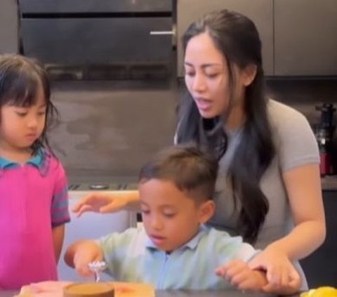 Rachel Vennya Cooks with Her Beloved Child, 'Tense' but Funny