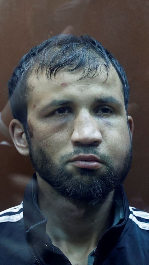 Shamsidin Fariduni, tersangka penembakan di tempat konser Balai Kota Crocus, sebelum menjalani sidang di pengadilan distrik Basmanny di Moskow, Rusia. Foto: REUTERS / Yulia Morozova