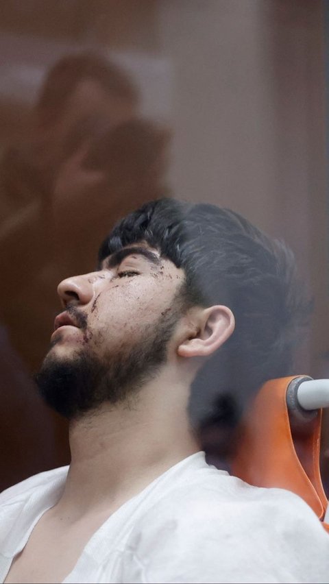 Muhammadsobir Fayzov,  tersangka penembakan di tempat konser Balai Kota Crocus, sebelum menjalani sidang di pengadilan distrik Basmanny di Moskow. Foto: REUTERS / Yulia Morozova