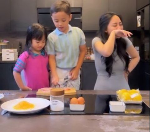 Rachel Vennya Cooks with Her Beloved Child, 'Tense' but Funny