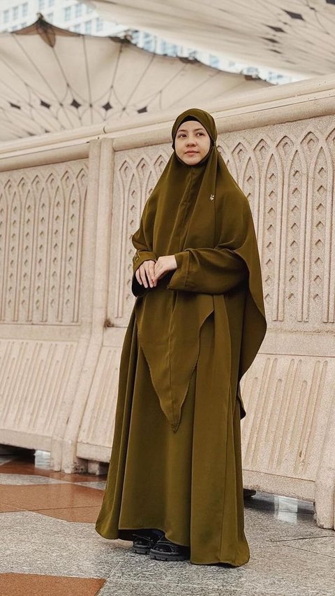 Natasha Rizky's Choice of Dress During Umrah Ramadan, the Color is Very Elegant