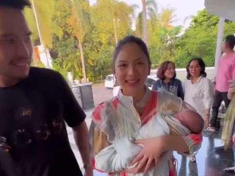 Potret Jessica Mila Sudah Diperbolehkan Pulang Usai Melahirkan Anak Pertama, Disambut Keluarga di Rumah