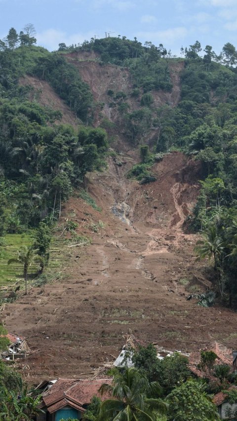 FOTO: Bencana Longsor dan Banjir Bandang Kubur Rumah-Rumah di Cipongkor, Bandung Barat, 9 Orang Hilang