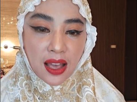 Selling Mukena Through IG Video, Dewi Perssik's 'Glowing' Face Captivates Attention