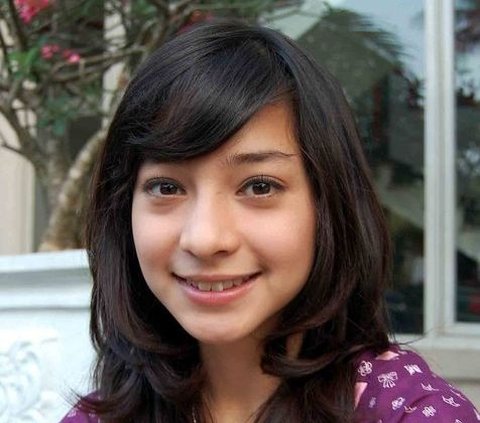 Artis cantik Nikita Willy juga mengikuti tren pemasangan veneer gigi. Penampilannya semakin memikat dengan gigi yang tampak p