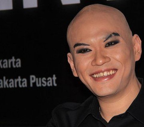 Deddy Corbuzier melakukan pemasangan veneer gigi untuk meningkatkan penampilannya. Prosedur tersebut dilakukan guna mencapai
