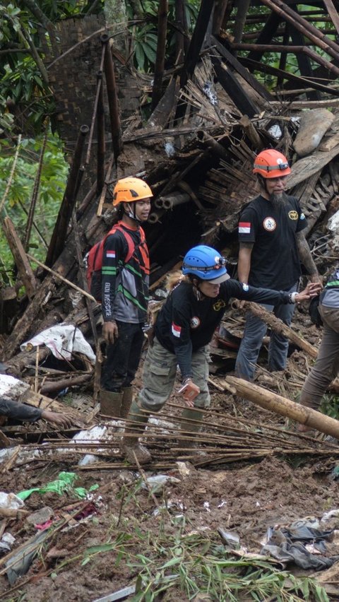 Proses pencarian korban terdapat terkendala karena sulitnya akses alat berat menuju lokasi tanah longsor. Foto: TIMUR MATAHARI / AFP<br>