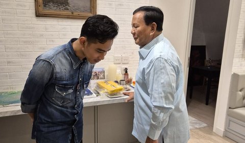 Gibran menyebut Presiden Jokowi hanya akan memberikan masukan terkait susunan kabinet. Namun, Gibran menegaskan yang akan menentukan susunan kabinet tetap Prabowo.<br>