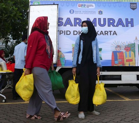 Sejumlah warga usai membeli paket sembako murah di Bazar Ramadan Sembako Murah LRT Jakarta di Jakarta Utara, Senin (25/3/2024). Foto: Liputan6.com / Angga Yuniar