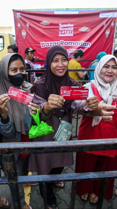 FOTO: Ramai-Ramai Berburu 1.000 Paket Sembako Murah di Bazar Ramadan LRT Jakarta