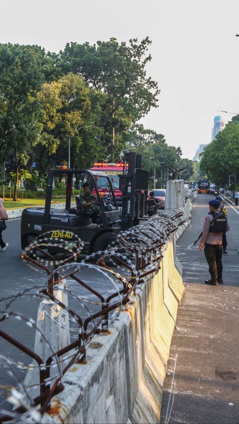 FOTO: Penampakan Beton Berduri Melapisi Penjagaan Gedung Mahkamah Konstitusi Jelang Sidang Perdana Perselisihan Hasil Pemilu 2024<br>