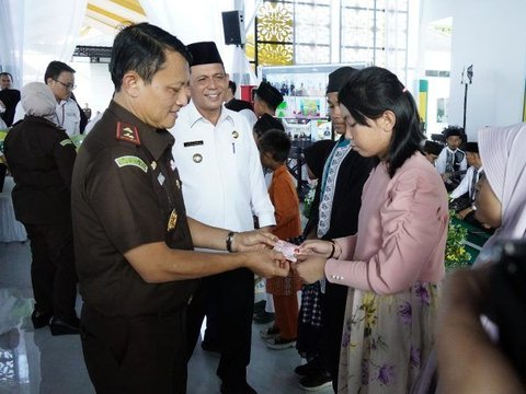 Kajati Kepri Serahkan 1.500 Kartu Identitas Anak di Tanjungpinang