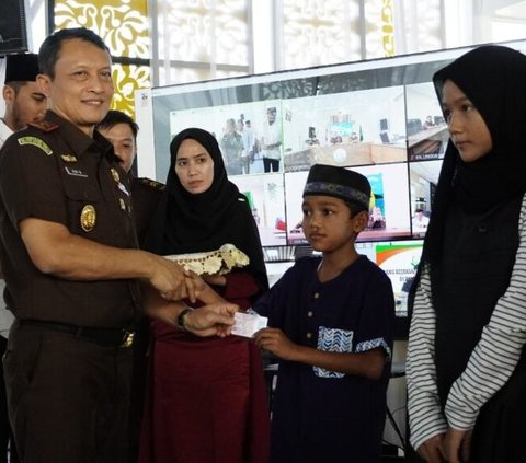 Kajati Kepri Serahkan 1.500 Kartu Identitas Anak di Tanjungpinang