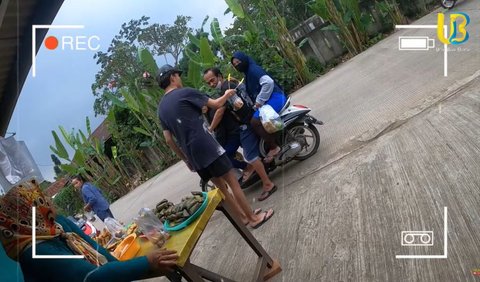 Tak cuma kepada warga yang hendak membeli, tetapi kepada pengendara yang lewat di jalan raya juga, Adam juga membagi-bagikan takjil tersebut<br>