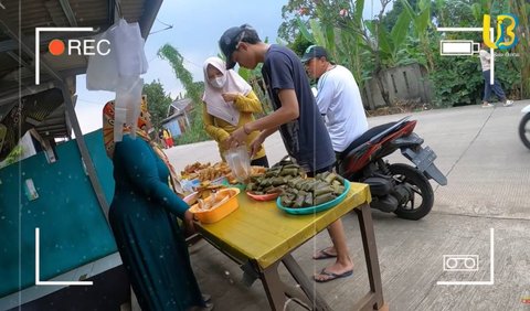 Ibu pedagang takjil tampak makin kaget. Apalagi Adam membagi-bagikan tanpa tahu harga makanan yang dia berikan.<br>