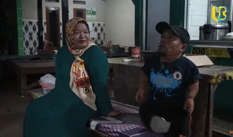 Tak lama kemudian, Adam pun mengakhiri aksinya. Ucok Baba kemudian datang menghampiri ibu pedagang takjil. <br>