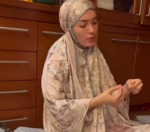 Kini Bisnis Hijab, Momen Zaskia Gotik Turun Langsung Pasang Label 'Capek Dikit tapi Happy'