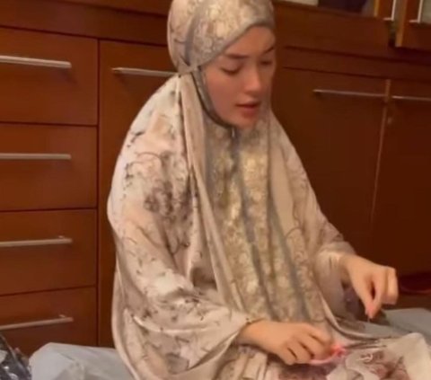 Kini Bisnis Hijab, Momen Zaskia Gotik Turun Langsung Pasang Label 'Capek Dikit tapi Happy'