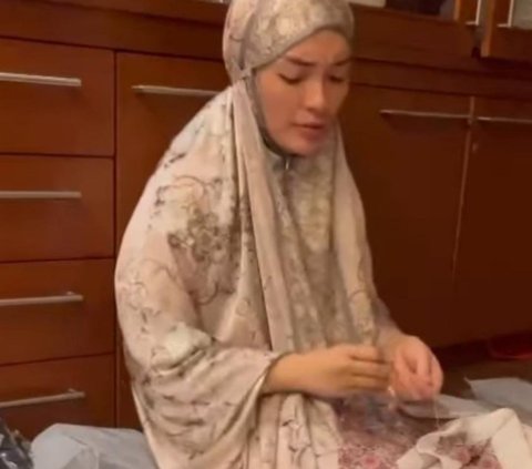 Kini Bisnis Hijab, Momen Zaskia Gotik Turun Langsung Pasang Label 'Capek Dikit tapi Happy'