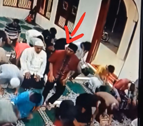 Chilling! Man Praying in Mosque Suddenly Gets Scared and Faints