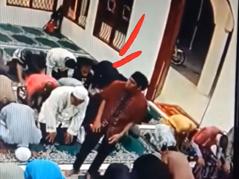 Chilling! Man Praying in Mosque Suddenly Gets Scared and Faints