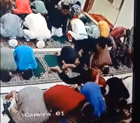 Chilling! Man Praying in Mosque Suddenly Gets Scared and Faints