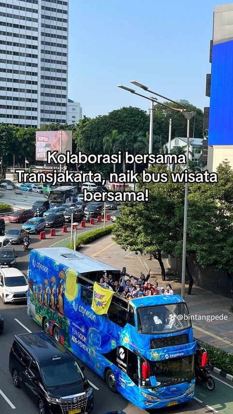 Mereka pun berkolaborasi dengan Transjakarta agar anak-anak ini bisa naik bus wisata. Mereka pun menceritakan proses ini.