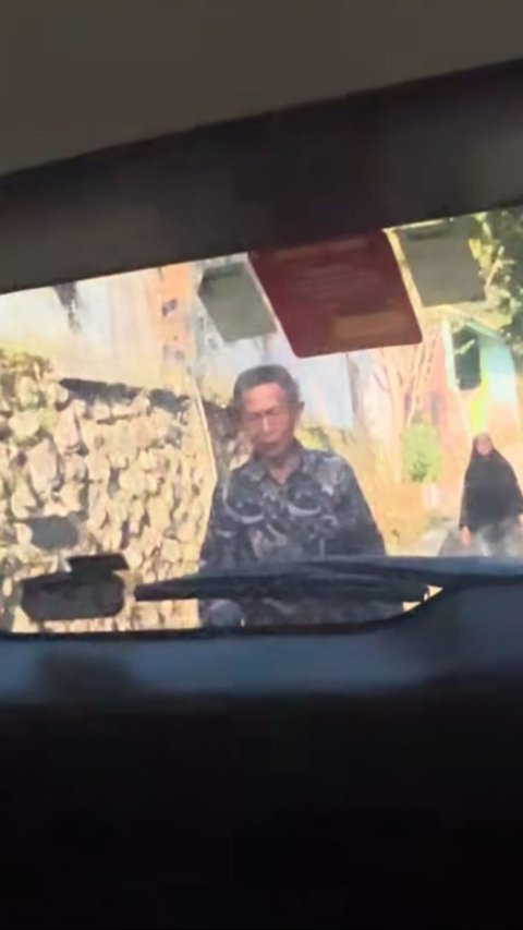 Viral Momen Ayah Kejar Mobil Anaknya yang Akan Merantau, Bikin Haru