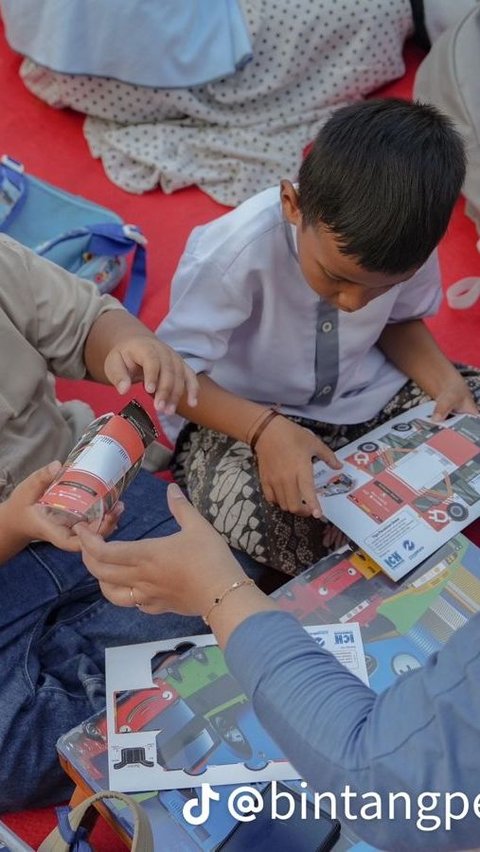 Viral Sekelompok Anak Muda Adakan Bukber Kolaborasi ‘Agak Lain’, Ajak Anak-anak Naik Bus Wisata