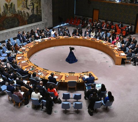 Dewan Keamanan Perserikatan Bangsa-Bangsa (PBB) membahas situasi di Timur Tengah, terutama konflik di Palestina, saat menggelar pertemuan di markas besar PBB, New York, Amerika Serikat, pada 25 Maret 2024. Dalam momen tersebut Dewan Keamanan PBB menyetujui resolusi yang menuntut gencatan senjata segera di Jalur Gaza. Angela Weiss/AFP
