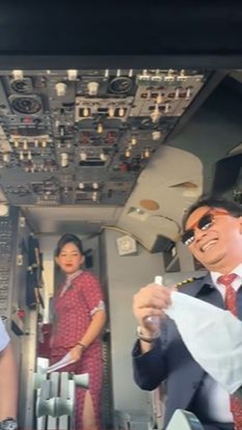 Penuh Canda dan Tawa, Momen Kapten Pilot dan Pramugari Ngobrol di Flight Deck Sebelum Pesawat Take Off