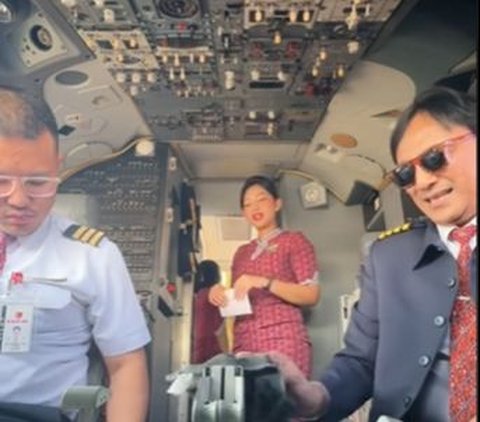 Penuh Canda dan Tawa, Momen Kapten Pilot dan Pramugari Ngobrol di Flight Deck Sebelum Pesawat Take Off