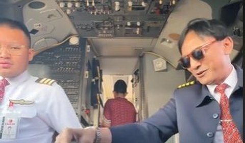 Sang pilot pun memberikan pesan positif untuk pramugarinya agar tetap menjaga senyum dan tetap berdoa selama perjalanan.