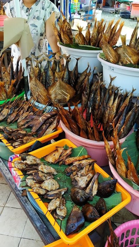 Potret Ikan Salmon hingga Tuna Asap Dijual di Pinggir Jalan Tuban, Cocok untuk Oleh-Oleh Lebaran