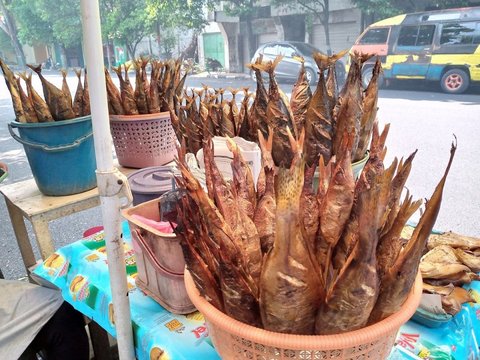 Potret Ikan Salmon hingga Tuna Asap Dijual di Pinggir Jalan Tuban, Cocok untuk Oleh-Oleh Lebaran