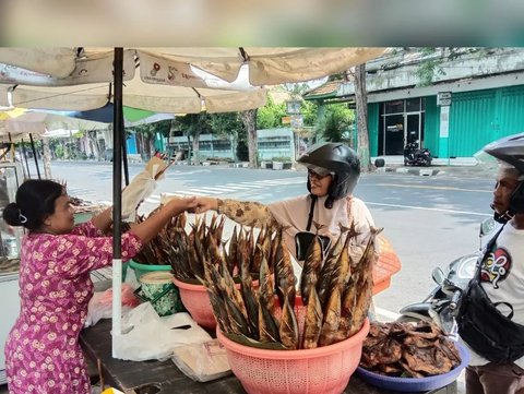 Potret Ikan Salmon hingga Tuna Asap Dijual di Pinggir Jalan Tuban, Cocok untuk Oleh-Oleh Lebaran