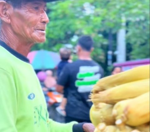 Viral Momen Haru Kakek Penjual Jagung yang Sepi Pembeli, Bahagia saat Dagangannya Dibeli
