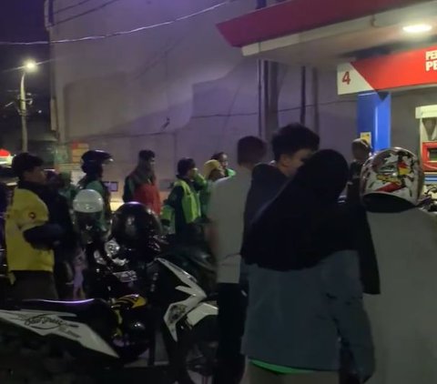 Dozens of Vehicles Suddenly Break Down After Refueling at a Gas Station in Bekasi, Turns Out the Fuel is Mixed with Water