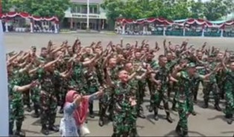 Dalam video, wanita berpakaian biru dan kerudung merah muda itu tampak asyik ikut berjoget dengan beberapa prajurit TNI.