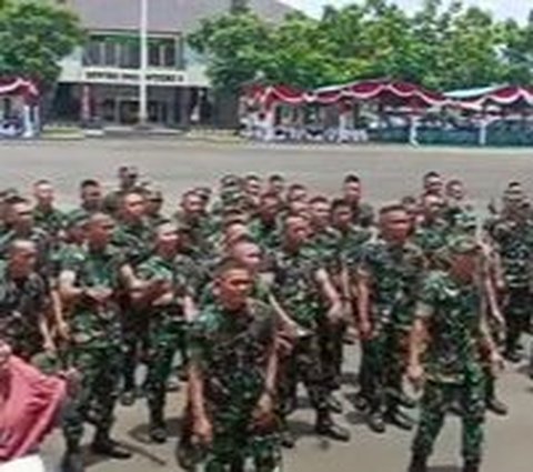 Momen Kocak Emak-Emak Nimbrung Joget Heboh Bareng Prajurit TNI, Langsung Ramai Dikomentari