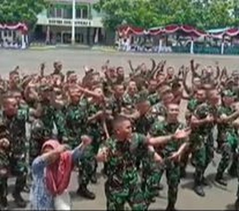 Momen Kocak Emak-Emak Nimbrung Joget Heboh Bareng Prajurit TNI, Langsung Ramai Dikomentari