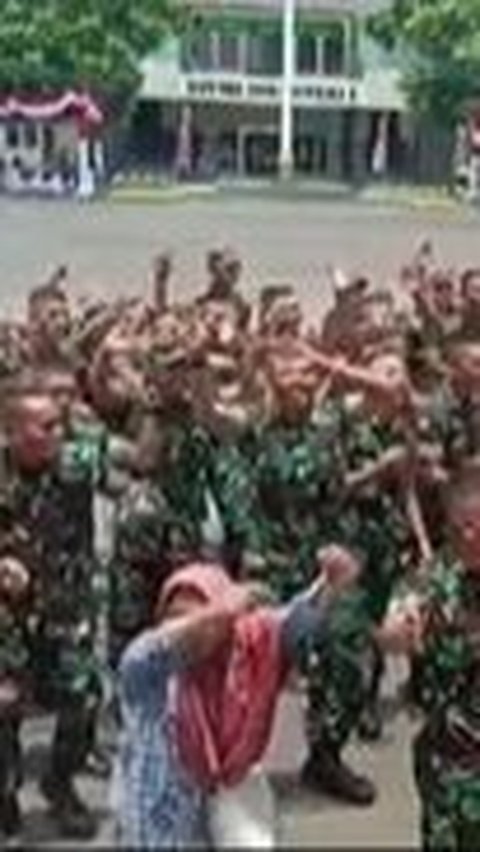 Video merekam aksi emak-emak berjoget bareng prajurit TNI itupun banyak dibagikan ulang di media sosial. <br>