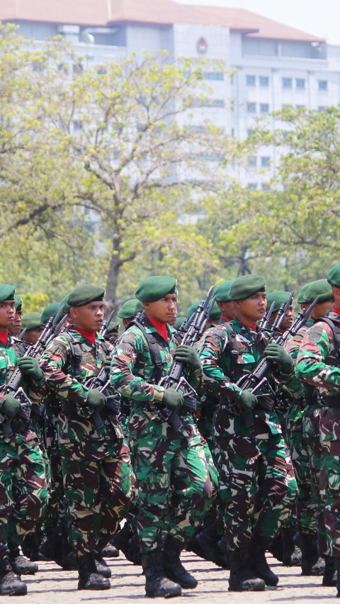 Momen Kocak Emak-Emak Nimbrung Joget Heboh Bareng Prajurit TNI, Langsung Ramai Dikomentari