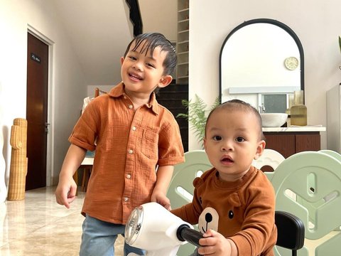 Foto-foto Lucu Shaka Anak Sulung Rey Mbayang dan Dinda Hauw yang Akan Menginjak 3 Tahun, Sudah Jago Berpose di Depan Kamera