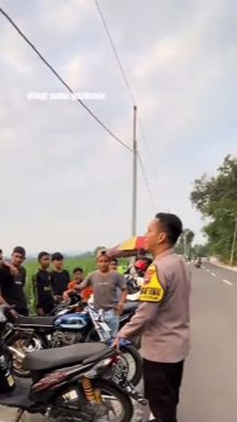 Awalnya Gerombolan Pemuda Ini Ditegur Pak Bhabin Motornya Tak Sesuai Aturan, Endingnya Diberi Kejutan Bikin Tersenyum<br>