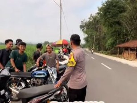 Awalnya Gerombolan Pemuda Ini Ditegur Pak Bhabin Motornya Tak Sesuai Aturan, Endingnya Diberi Kejutan Bikin Tersenyum